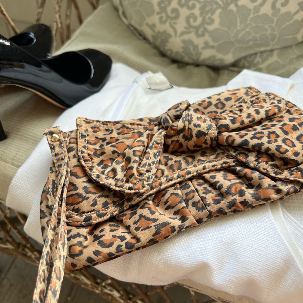 Express leopard wristlet - Picture 5 of 6